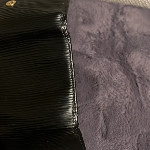 Authentic Louis Vuitton Black Epi key holder - Picture 4 of 14